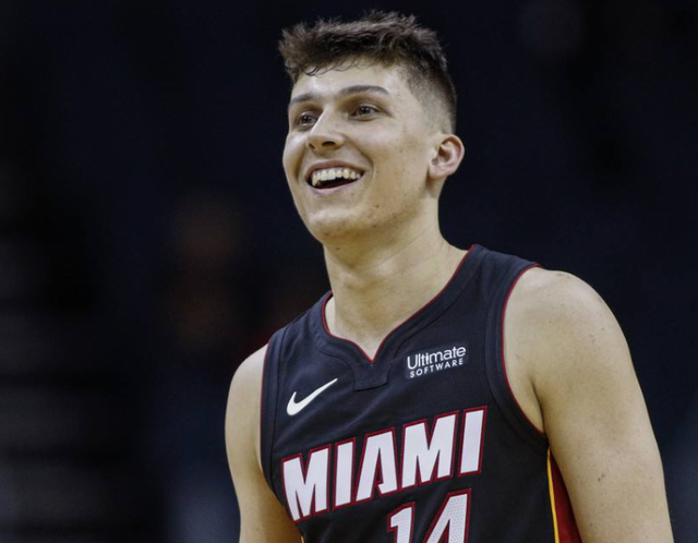 他在中场展 他在中场展